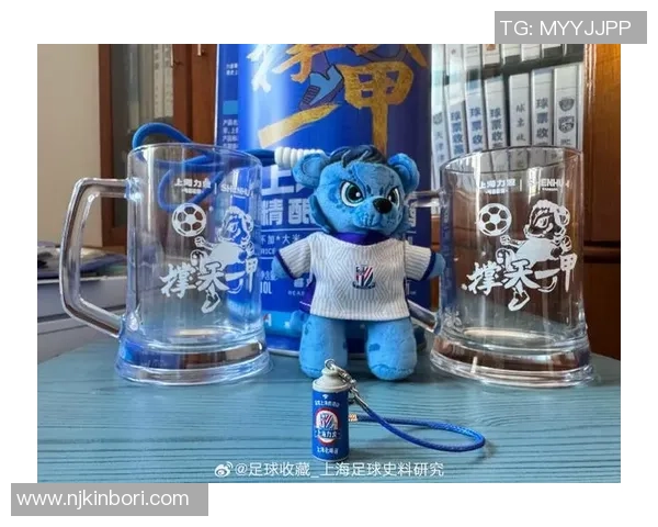 足球明星挂件摆件图片展示与收藏指南，尽显球星魅力与个性风采