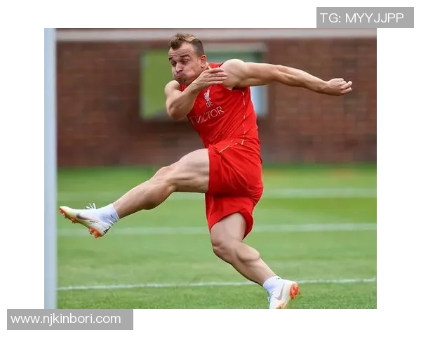 足球明星腹肌魅力大比拼展现运动员完美身材与健康生活方式